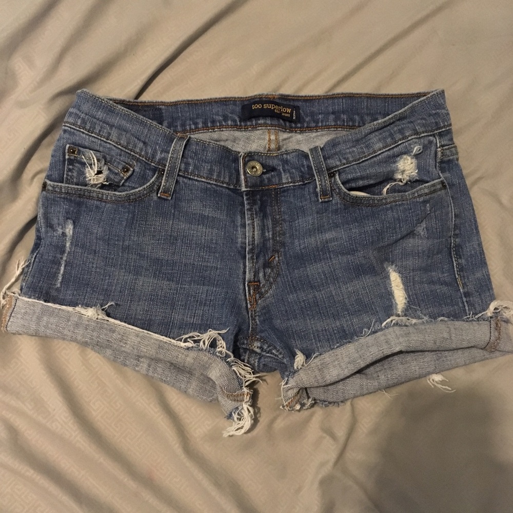Denim distressed Levi jean shorts