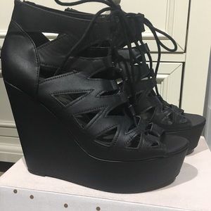 SODA Black Wedges