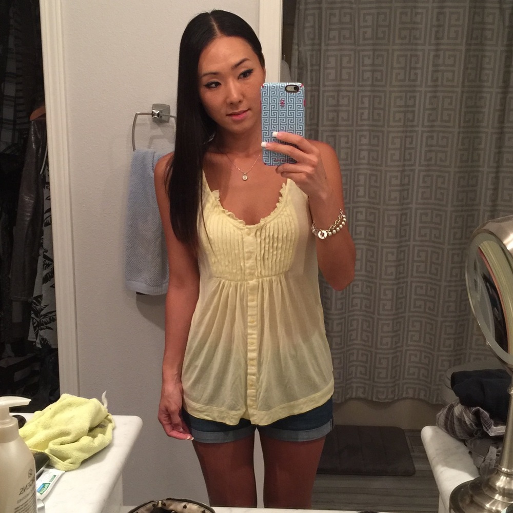 Banana Republic pale yellow ruffle pleat tank