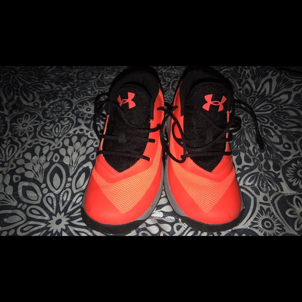 Little boys size 10 under armor shoes