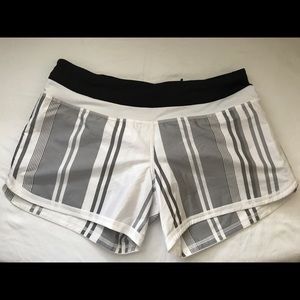 Lululemon Groovy run shorts 2-way