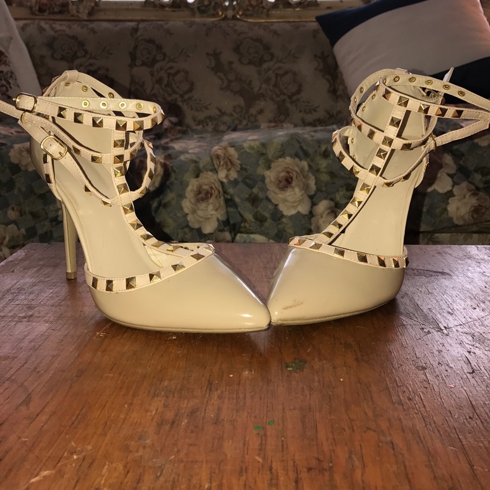 Stunning Tan and Gold Heels - Picture 2 of 6