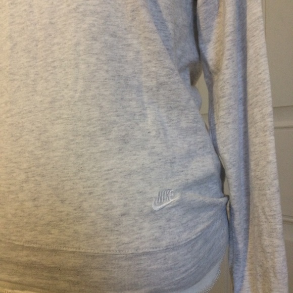 🌼 Nike Gray Sweatshirt - Picture 2 of 5