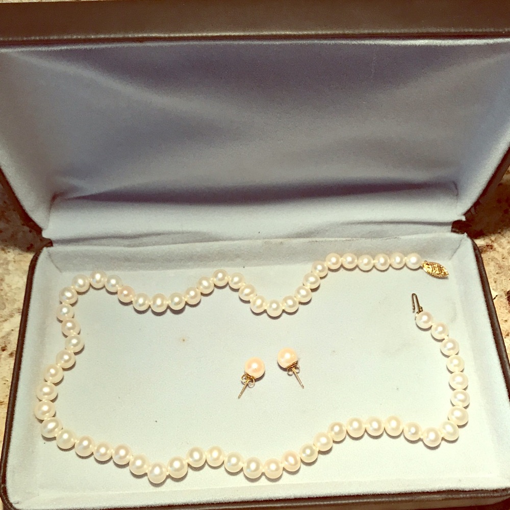 Saltwater pearl necklace and Earrings