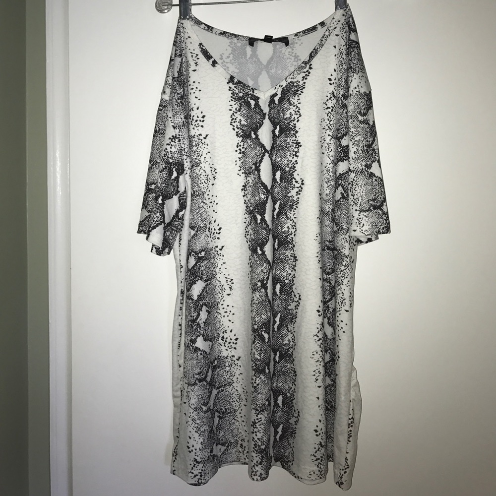 Black and white snake design flexible shirt