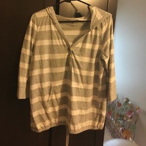 Hooded top, 3/4 sleeves. Gray and white striped