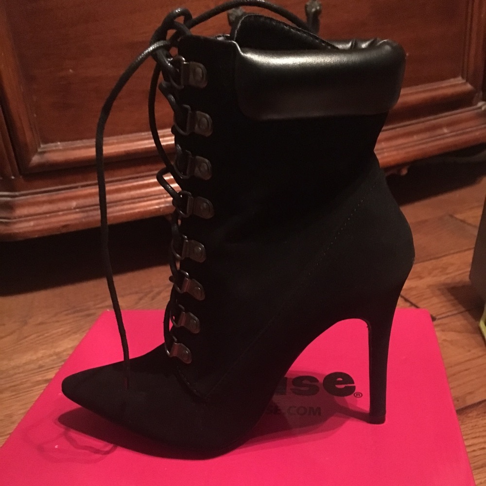 Sexy suade pointed heels!