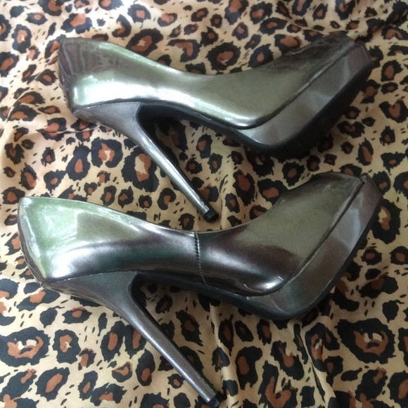 Fergie “Holly” peeptoe platforms Size 6 - Picture 3 of 7