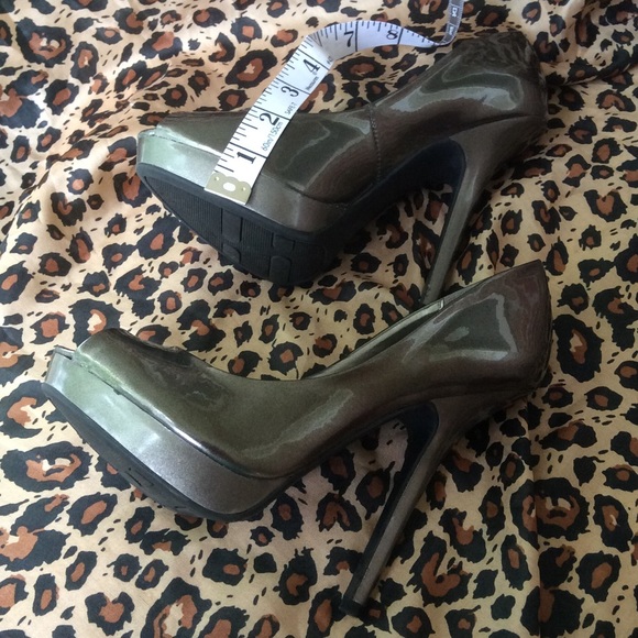 Fergie “Holly” peeptoe platforms Size 6 - Picture 4 of 7