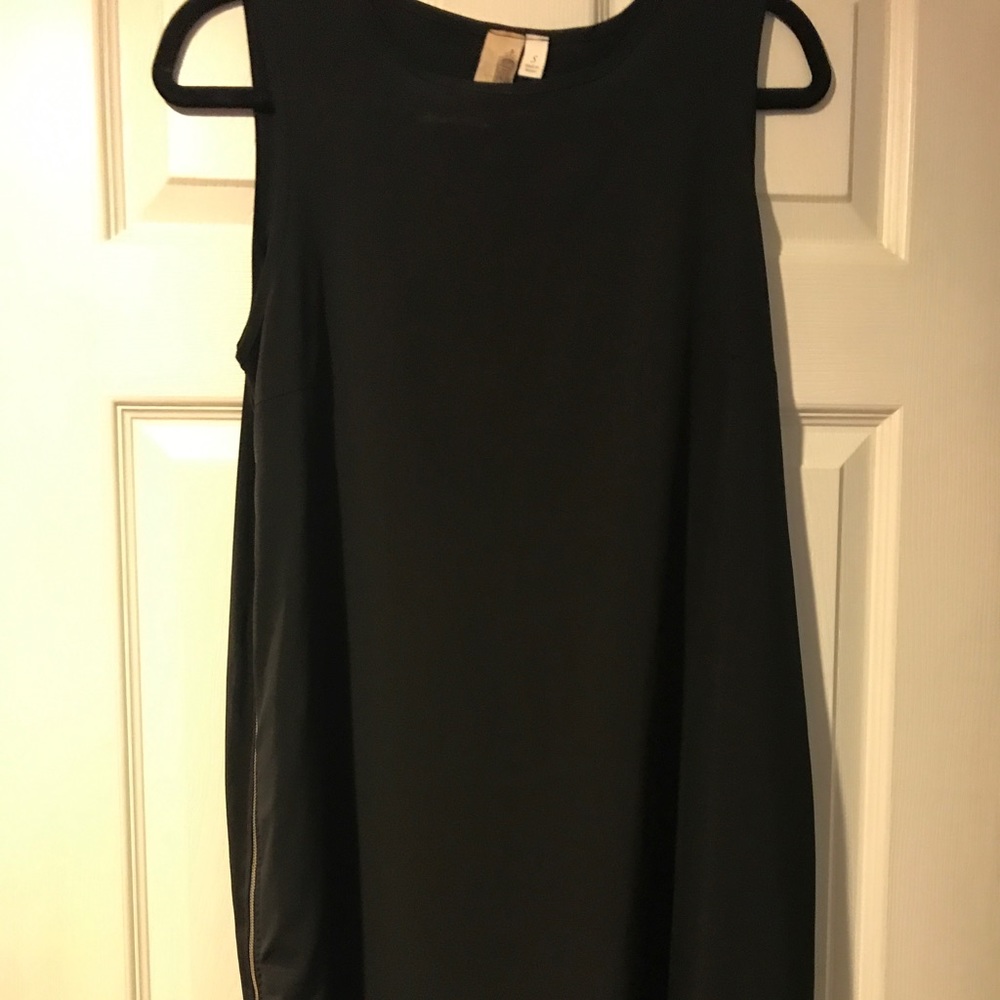 Sleeveless dress with zipper sides