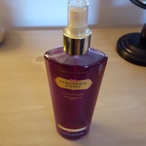 VS Passionate Kisses | Cherry & Vanilla Mist