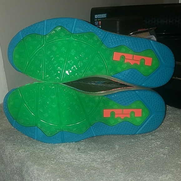 Shoes - Picture 2 of 4