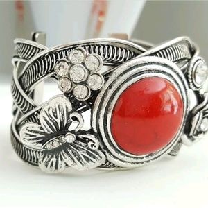 👀Wide Silver Toned Rhinestone Cuff Bracelet