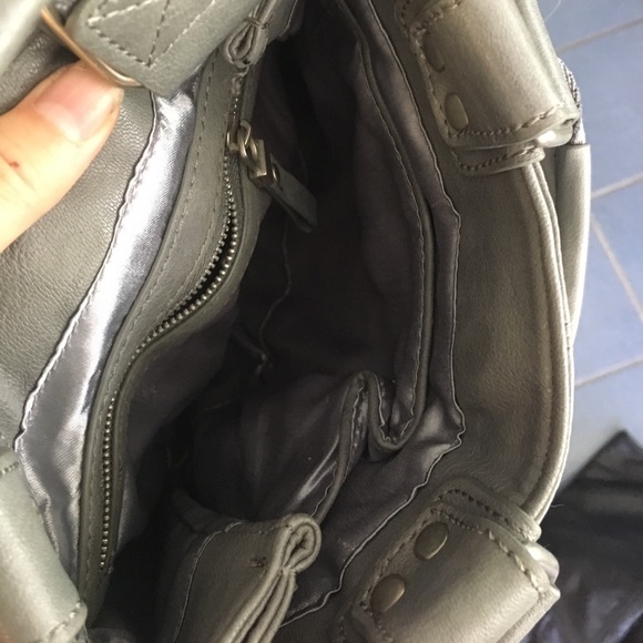 Grey handbag with tassels - Picture 3 of 3