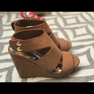 So so cute strappy heels