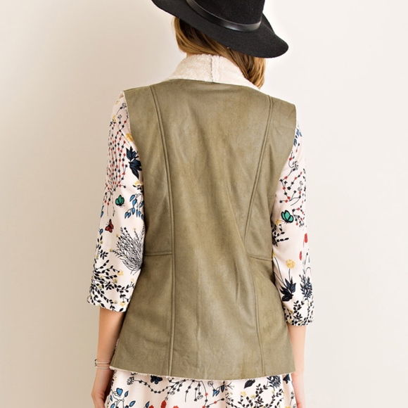 Vest with Faux Fur Lining  NWT - Picture 5 of 6