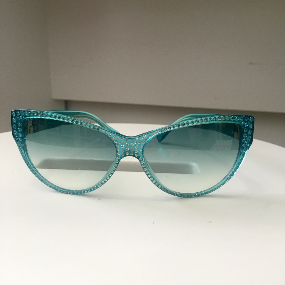 Louis Vuitton Sunglasses - Picture 3 of 7