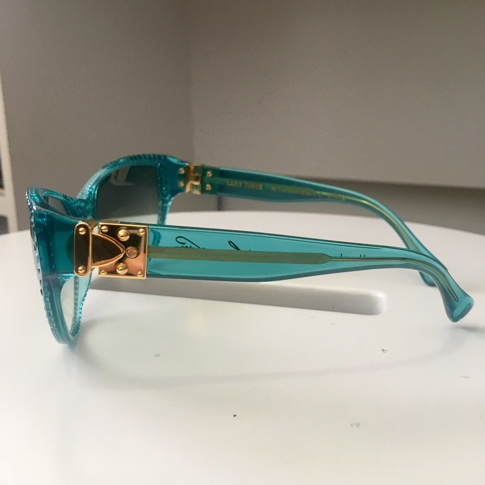 Louis Vuitton Sunglasses - Picture 4 of 7