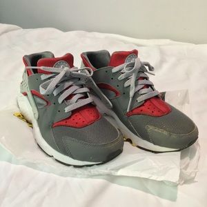 GREY AND RED HUARACHES| Nike