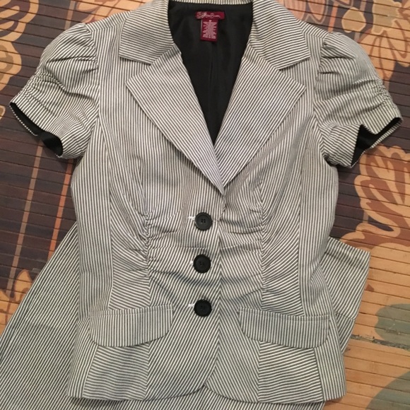 Chic pinstriped suit - Picture 2 of 5