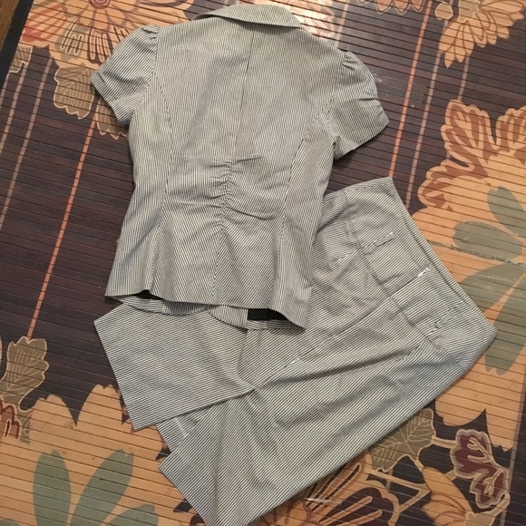 Chic pinstriped suit - Picture 4 of 5