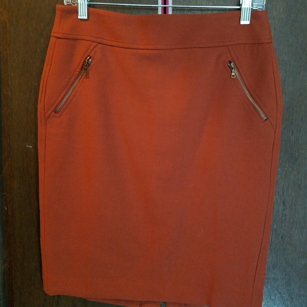 Rust colored, high waisted skirt w/zipper pockets