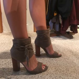 Size 7.5 tan heels