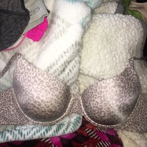 VICTORIA'S SECRET PUSH UP BRA