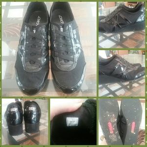 DKNY Black wedge sneaker sz 7
