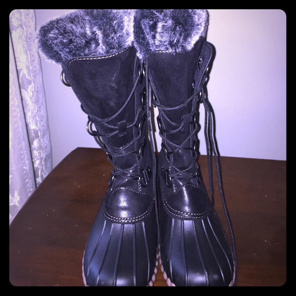 Black faux fur trimmed lace up winter boots