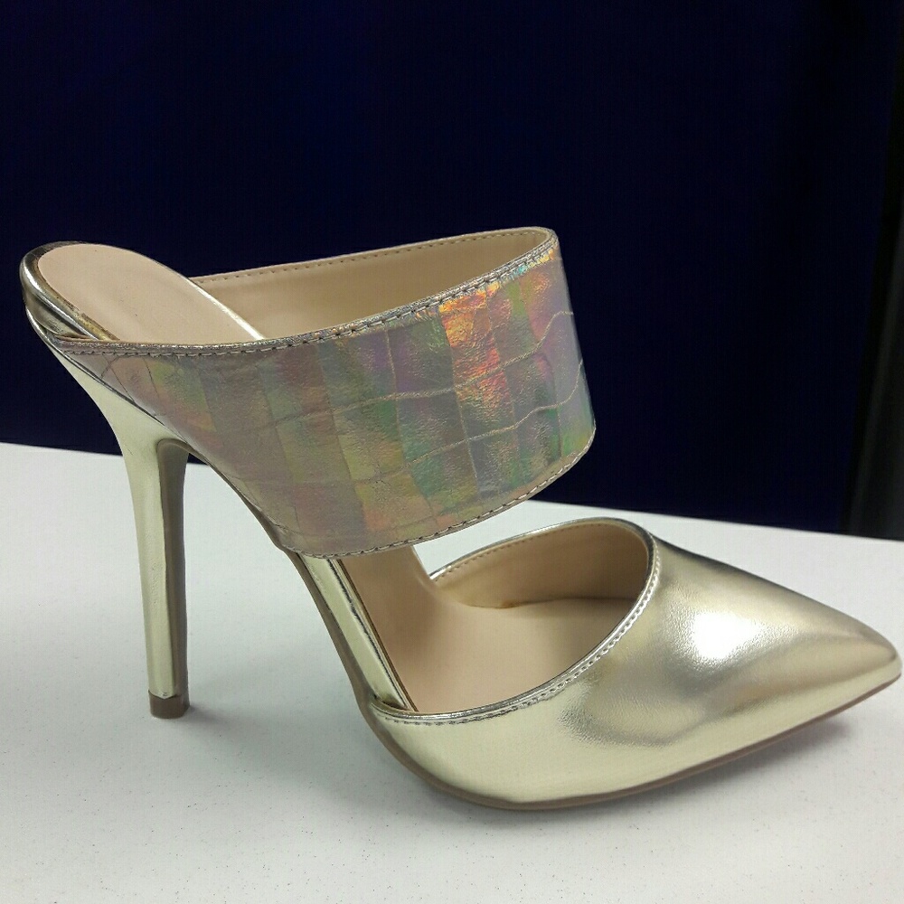 👠NWT 👠Gold Patten heels