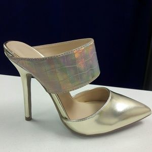 👠NWT 👠Gold Patten heels