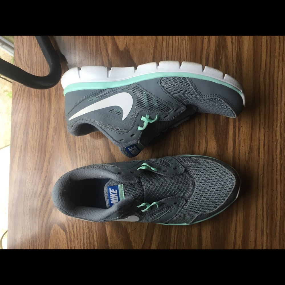 Women's size 6 Nike running shoes