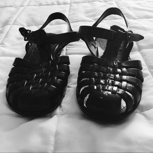 Black jelly sandals