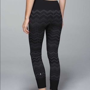 Lululemon ebb to flow zig zag chevron pants size 4