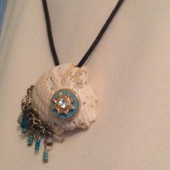 Mermaid Shell necklace - Picture 2 of 7