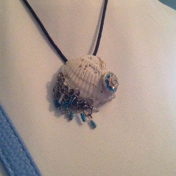 Mermaid Shell necklace - Picture 3 of 7