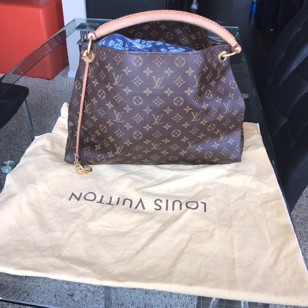 AUTHENTIC Louis Vuitton artsy bag