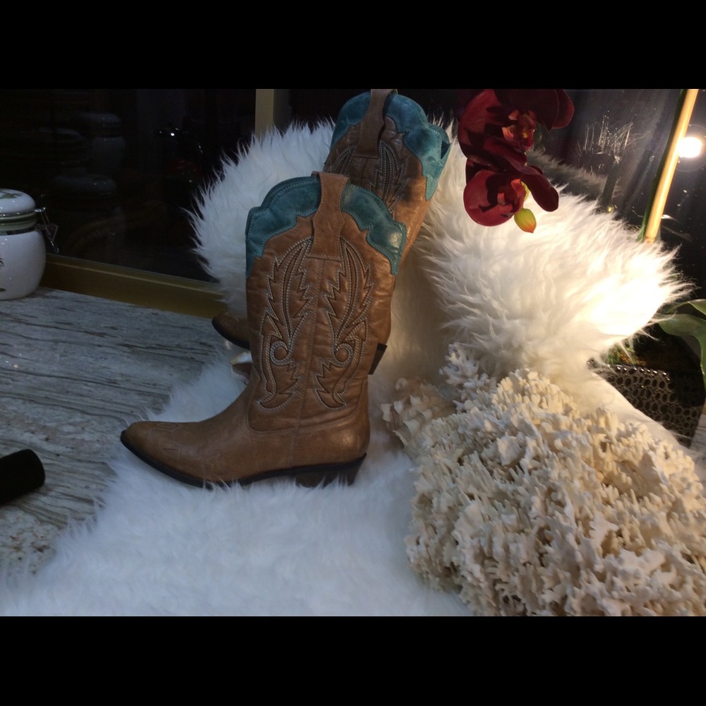 Boots - Picture 2 of 5