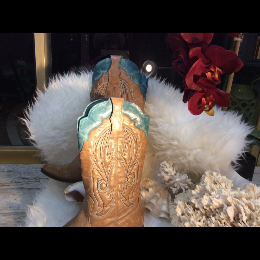 Boots - Picture 3 of 5