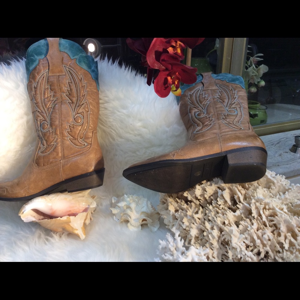 Boots - Picture 5 of 5