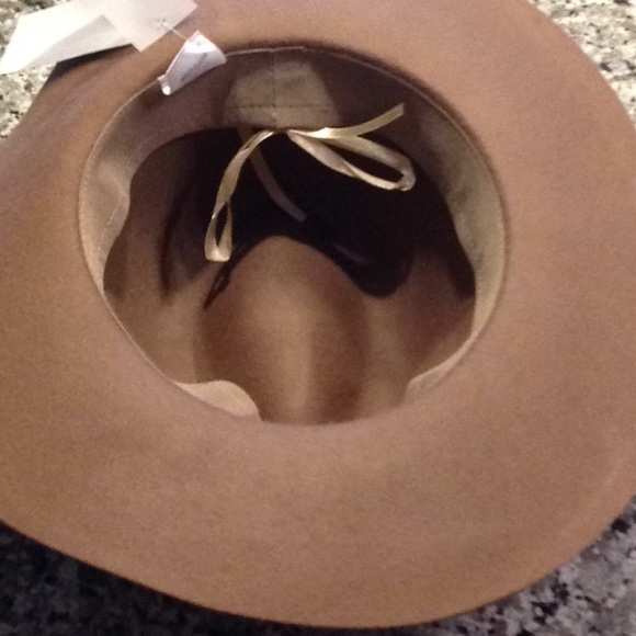 Fall Essential Hat - in Burgandy - 100% Wool - Picture 5 of 6