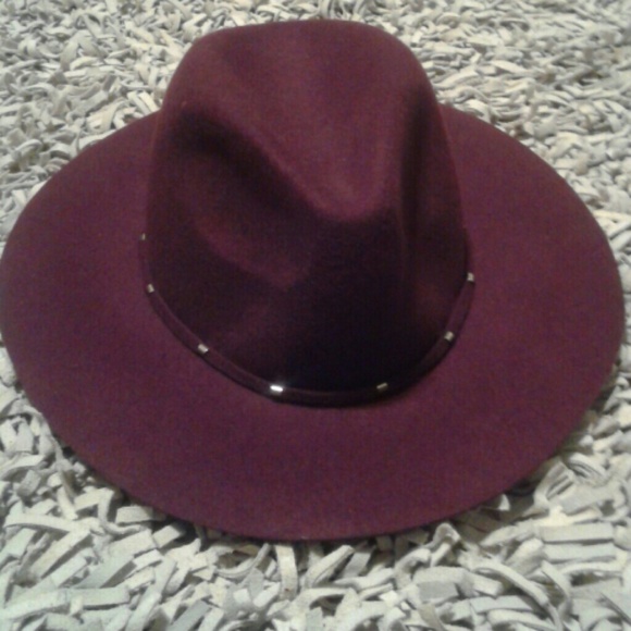 Edgy Style Accessories - Fall Essential Hat - in Burgandy - 100% Wool