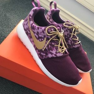 CUSTOM Nike ID Roshe's - Women's size 10