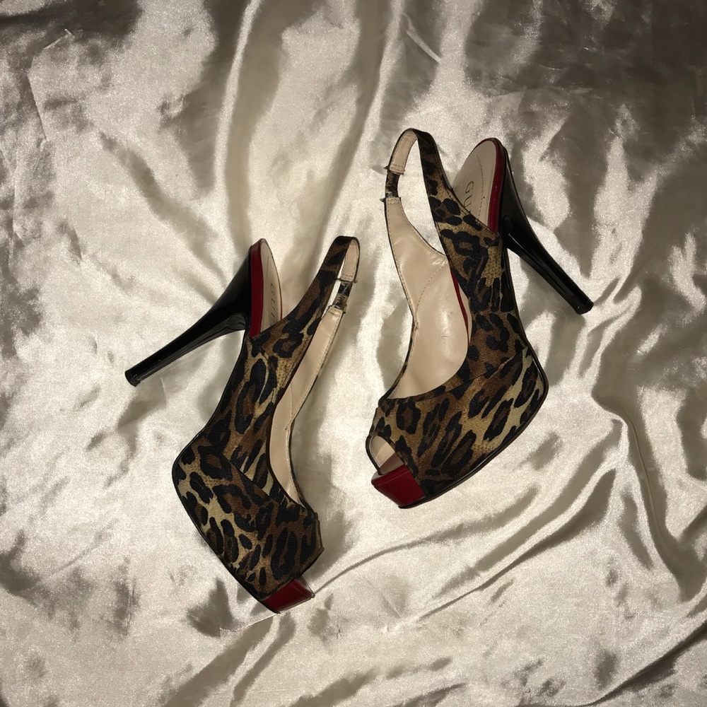 GUESS Leopard print peep toe /red platform