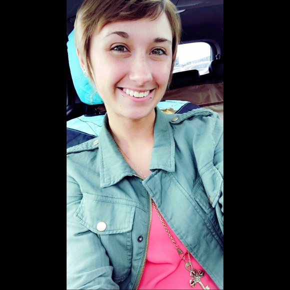 Meet Your Posher, Erin - Picture 3 of 7