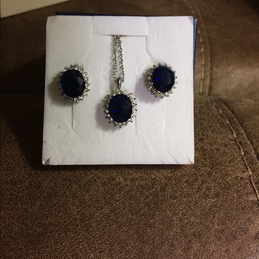 Gorgeous SS deep blue necklace & earring set 💙💎