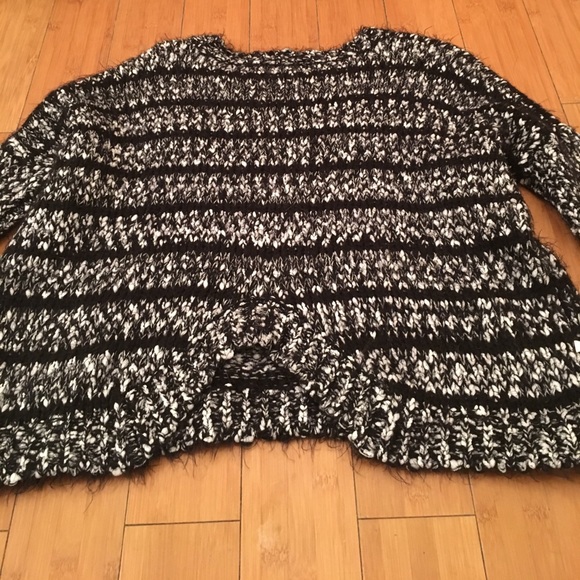 ⚫️⚪️ Black and White Cropped Sweater ⚪️⚫️ - Picture 4 of 4