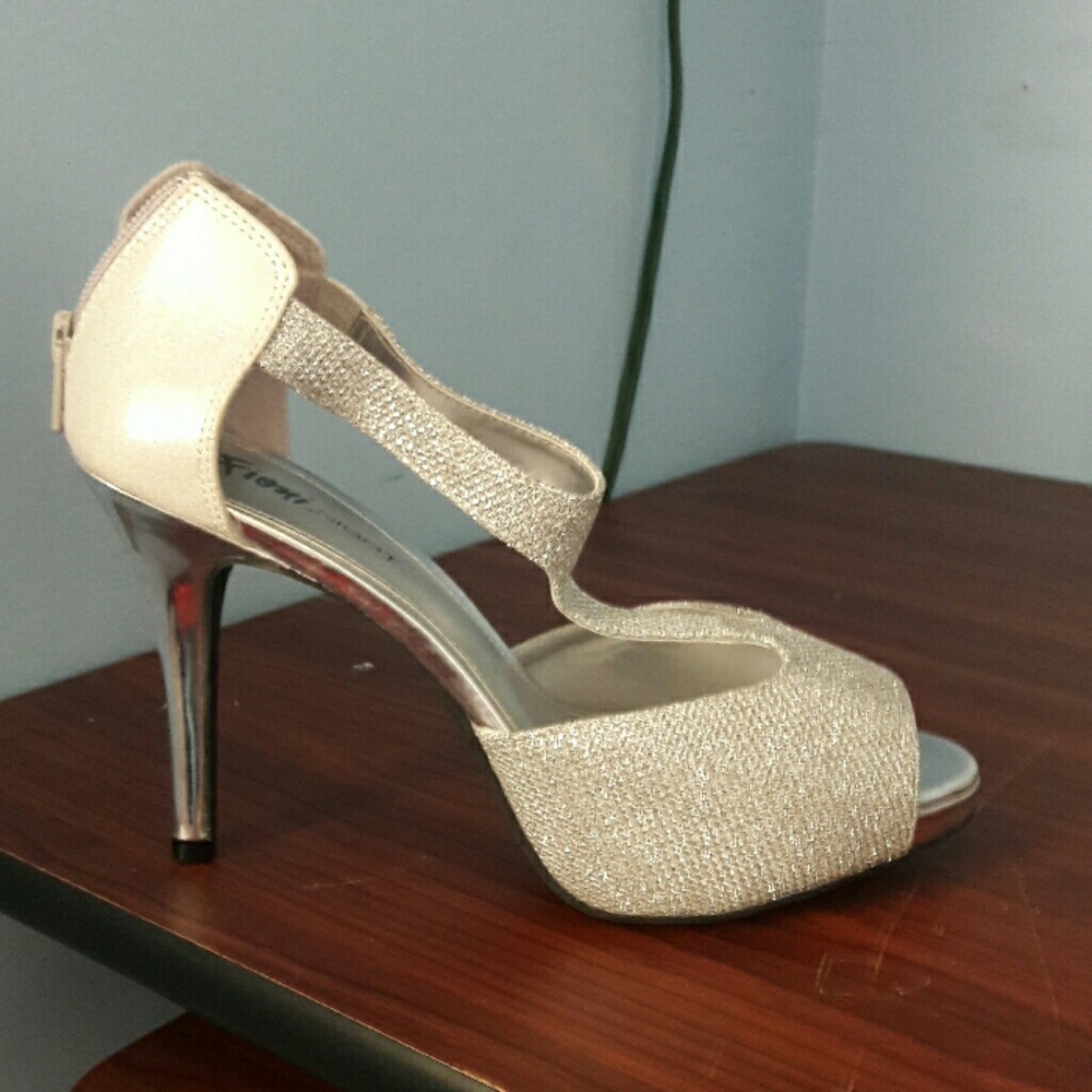 Silver shoes - Picture 1 of 2