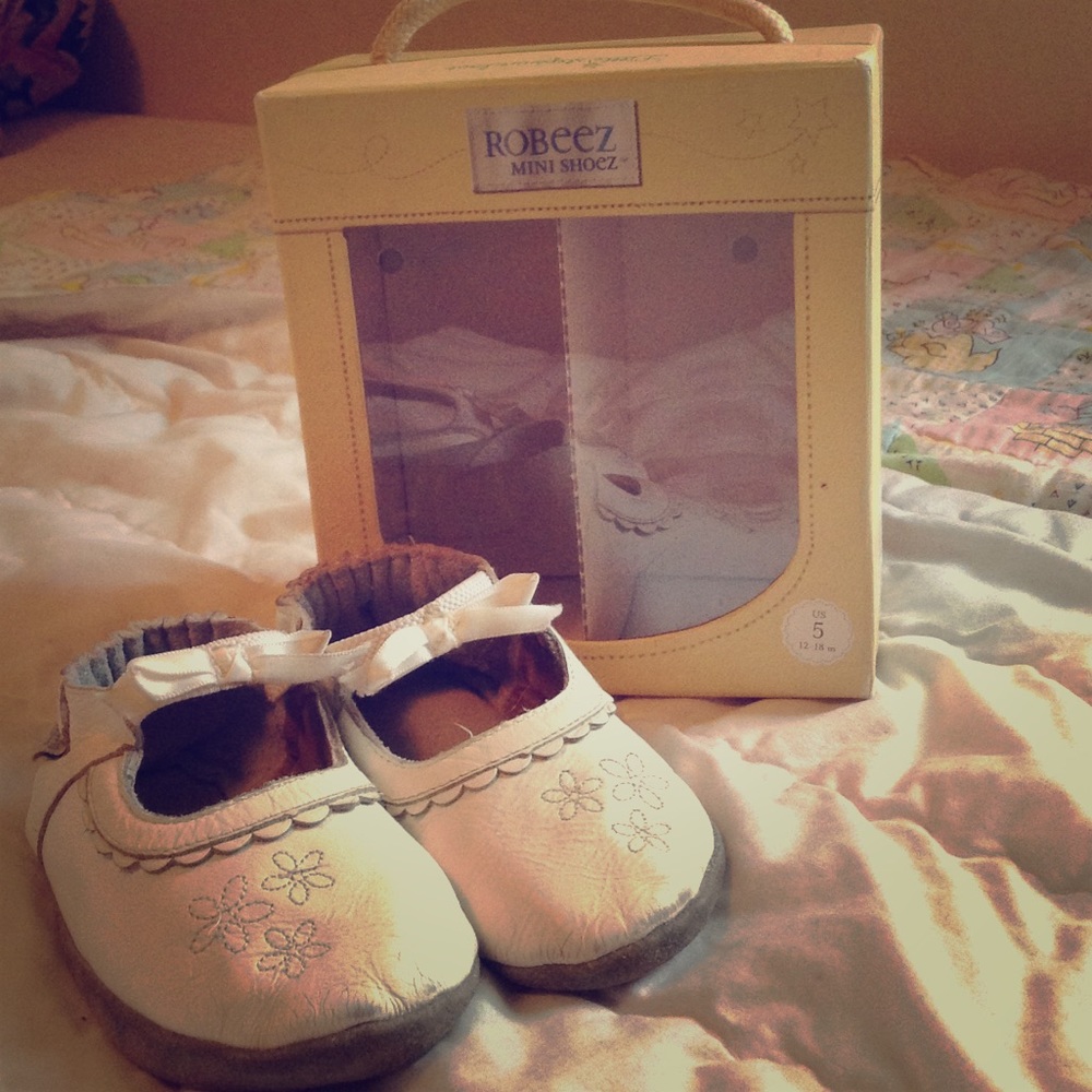 Robeez girls crib shoe